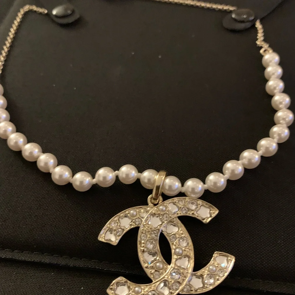 Authentic Brand new,authentic Chanel White Pearl Necklace with pouch, box,ribbon - Picture 3 of 13